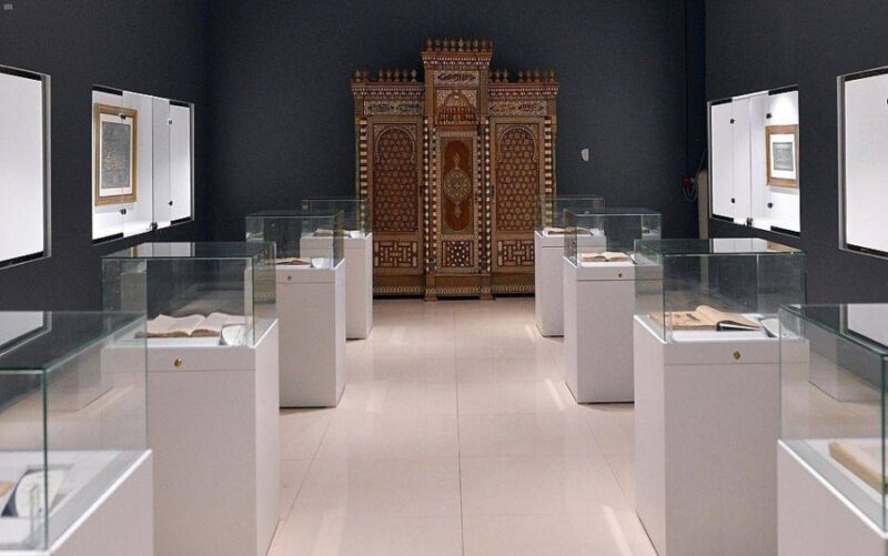 مشاركة مجمع الملك عبدالعزيز للمكتبات الوقفية في بينالي الفنون الإسلامية جدة