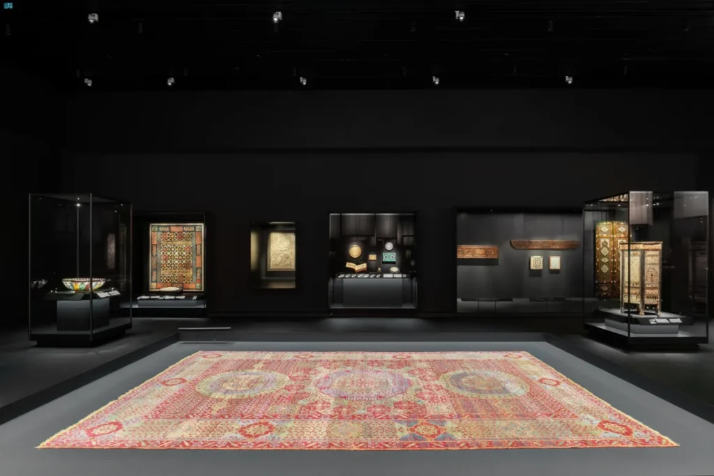 قسم متحف اللوفر في بينالي الفنون الإسلامية جدة